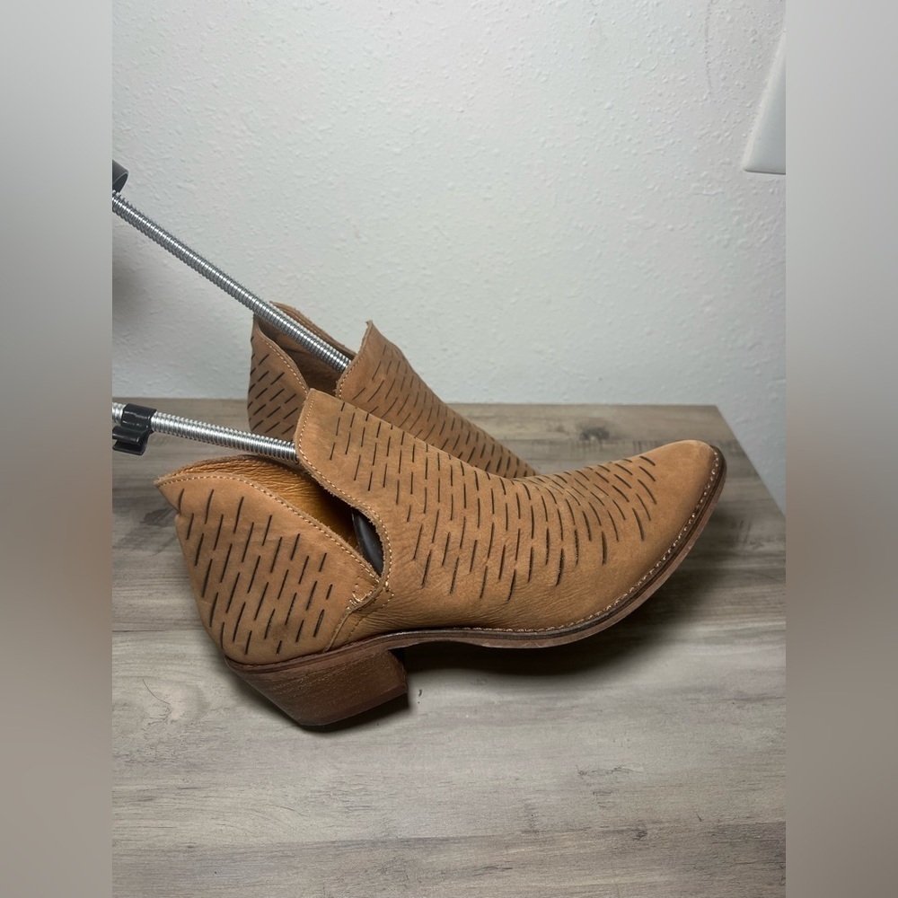 Steve Madden Women's Arowe Tan Brown Nubuck Leather Ankle Booties, Size 8.5